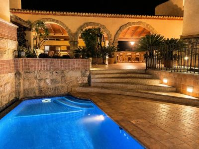 Piscine privée et terrasse couverte