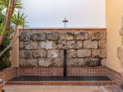 Douche extérieure dans le patio