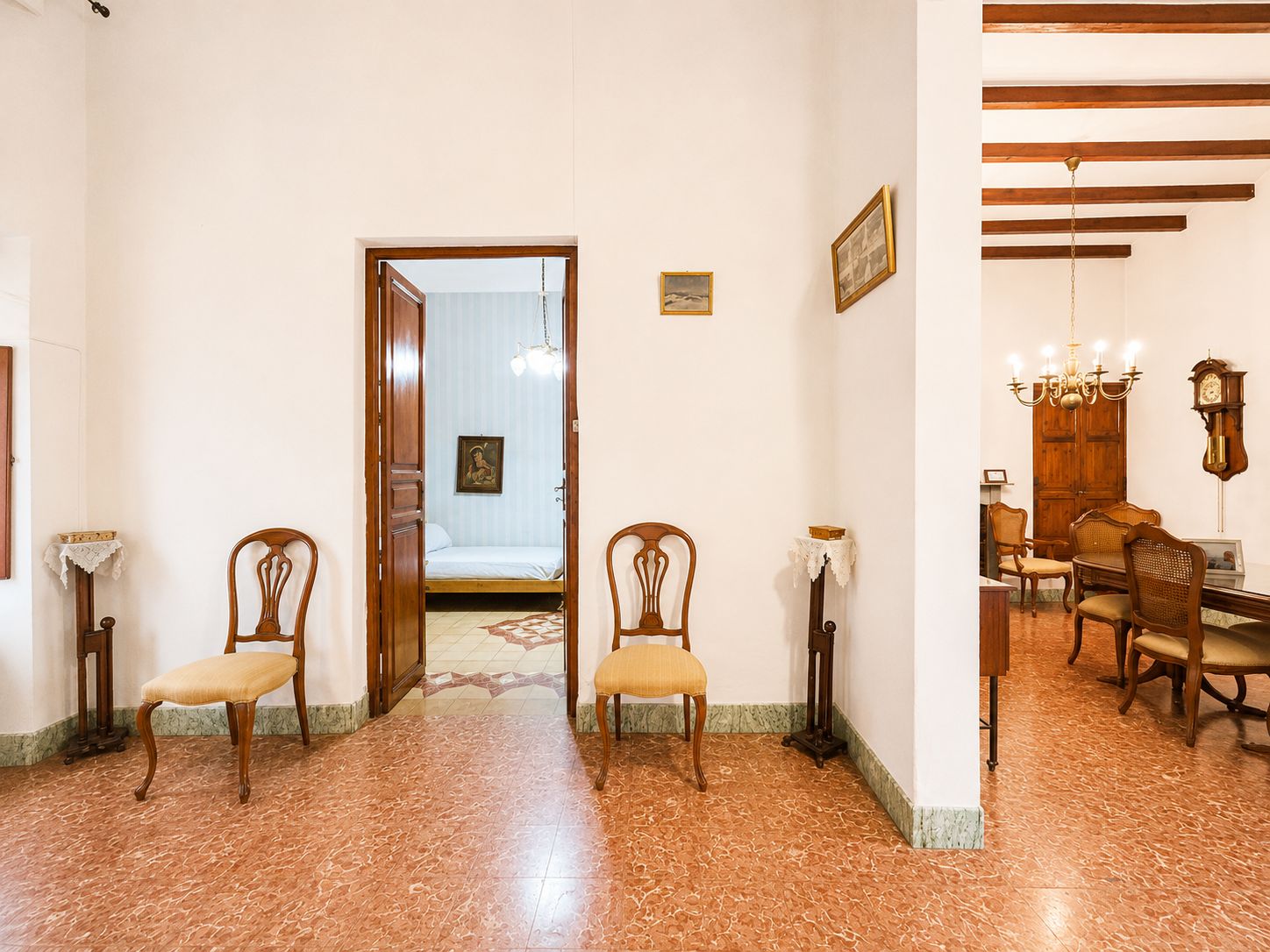 Couloir intérieur et accès aux pièces