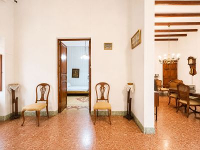 Couloir intérieur et accès aux pièces