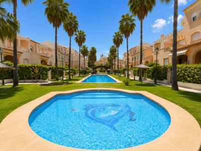 Piscine communautaire et jardins