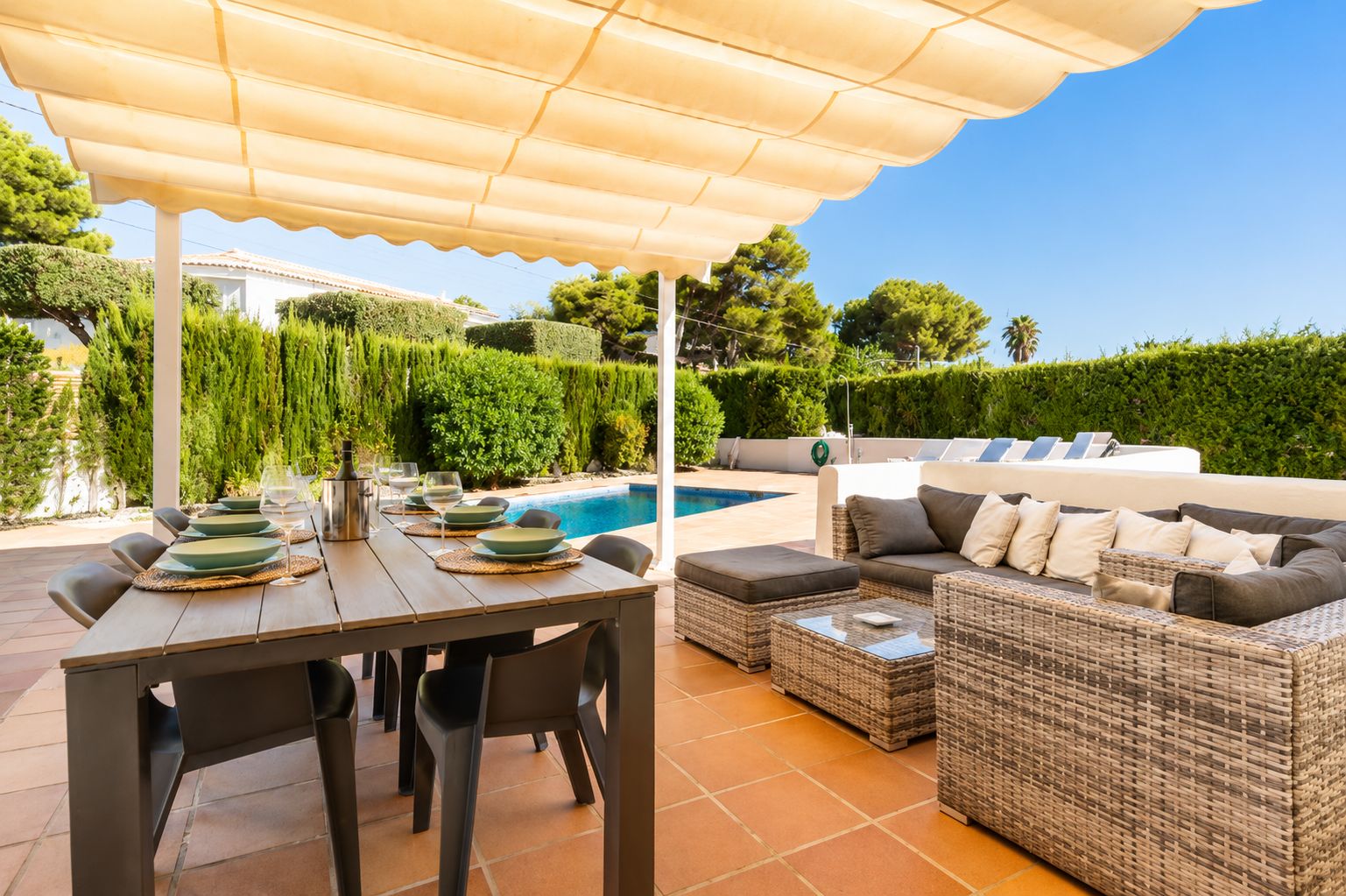 Terrasse avec pergola et piscine