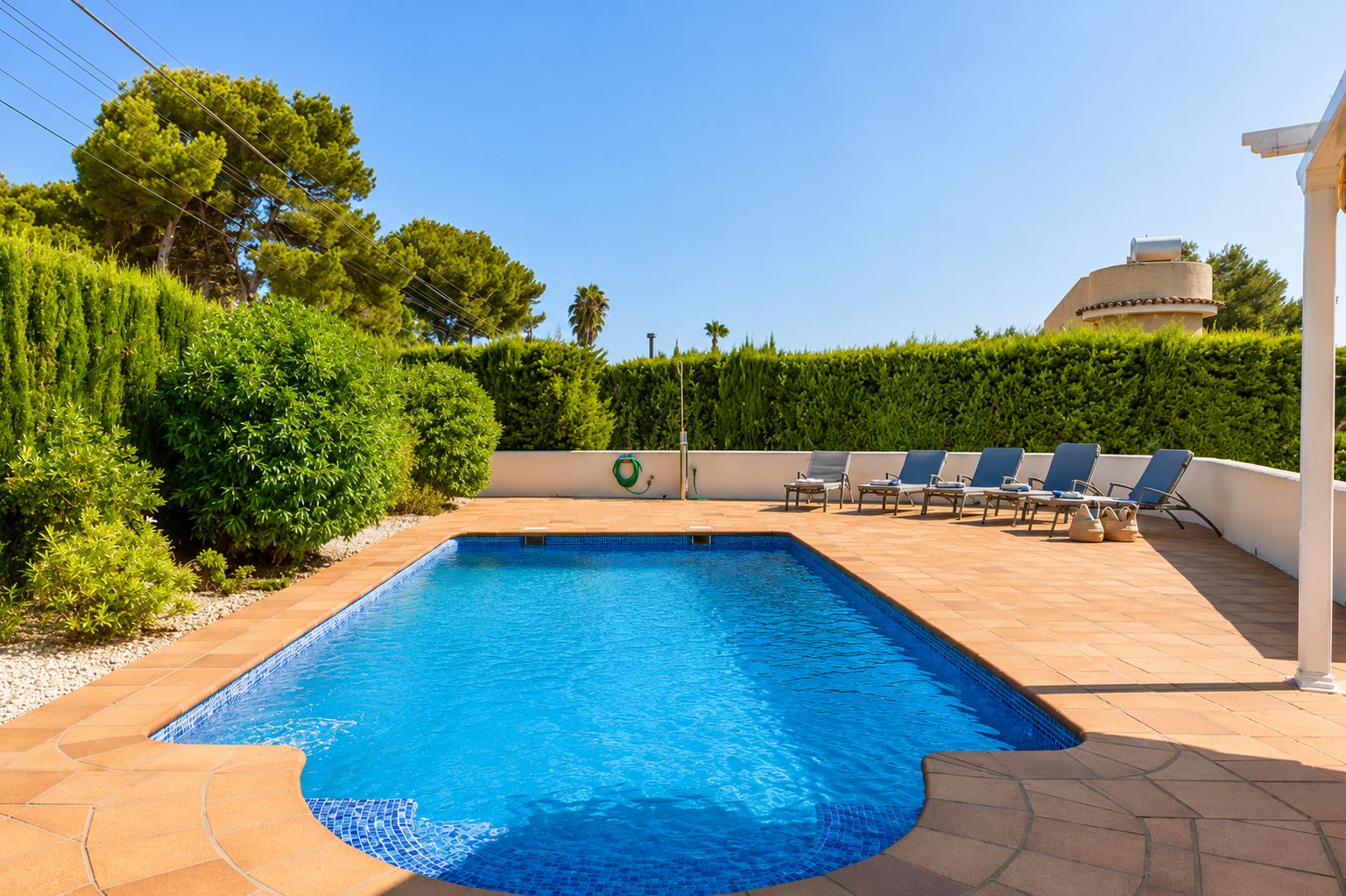 Piscine et terrasse