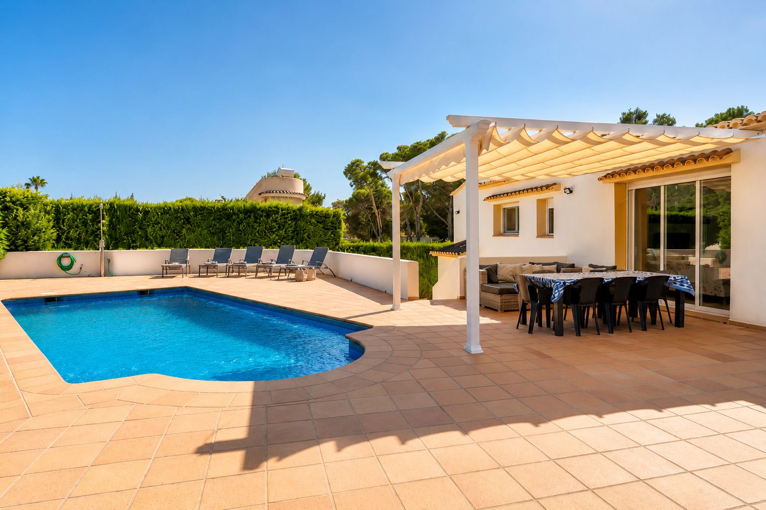 Terrasse avec piscine et pergola
