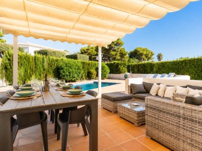 Terrasse avec pergola et piscine