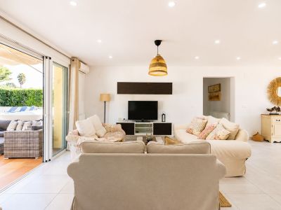 Salon avec accès à la terrasse