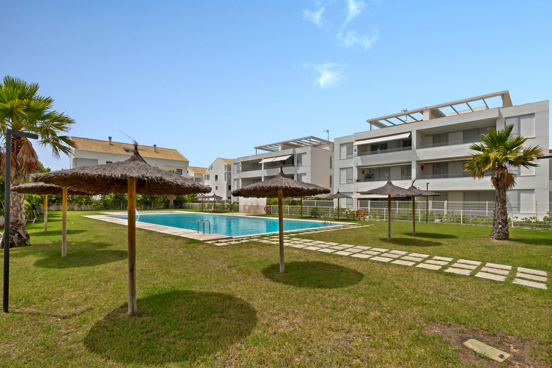 Piscine communautaire et jardin