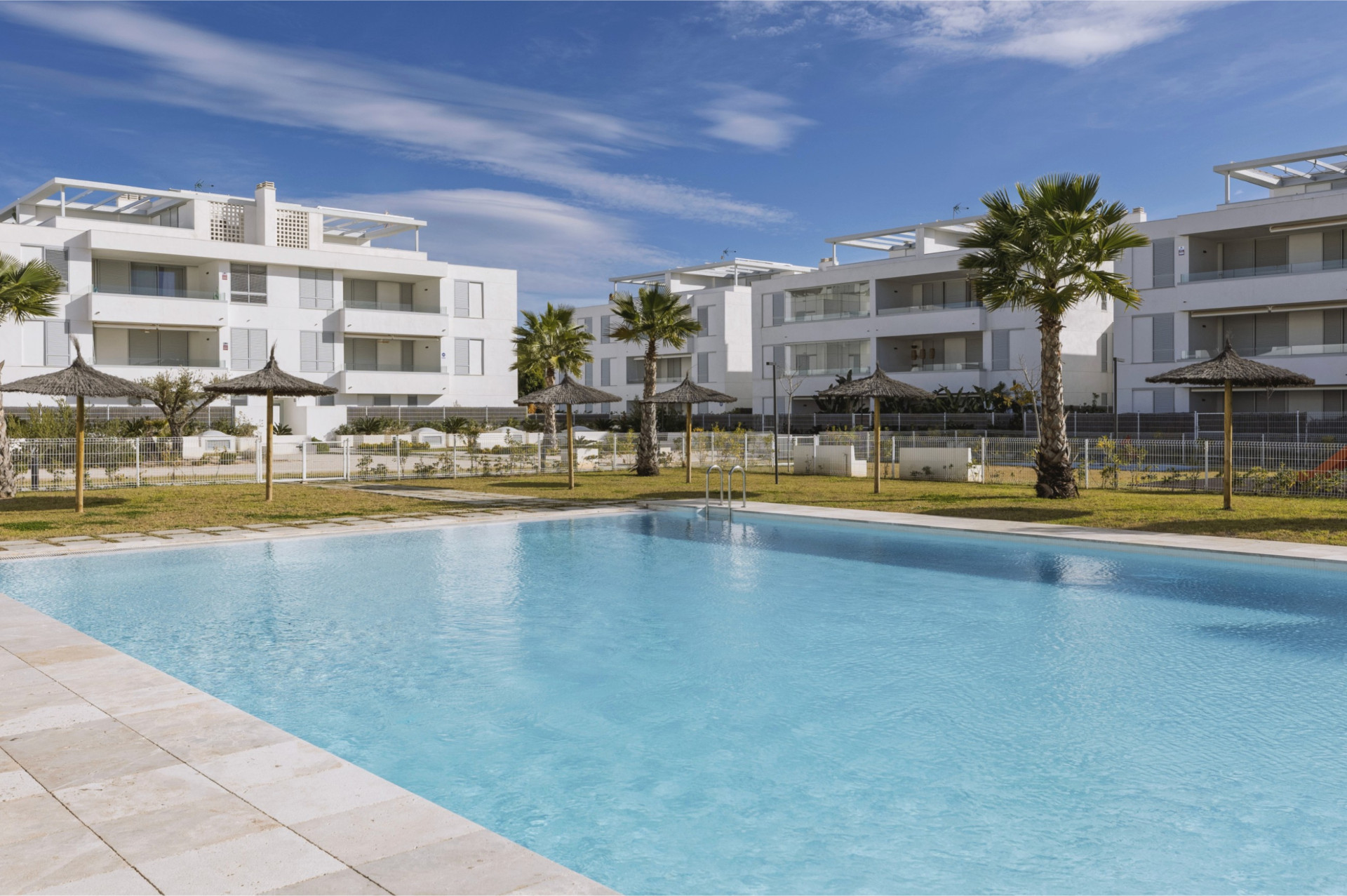 Piscine communautaire et jardins