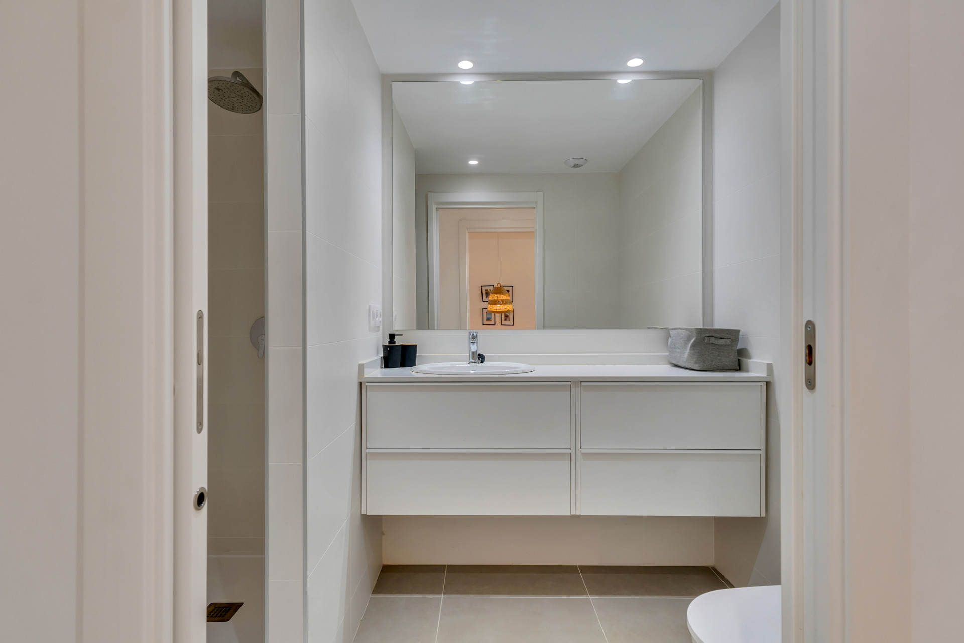 Salle de bains avec douche