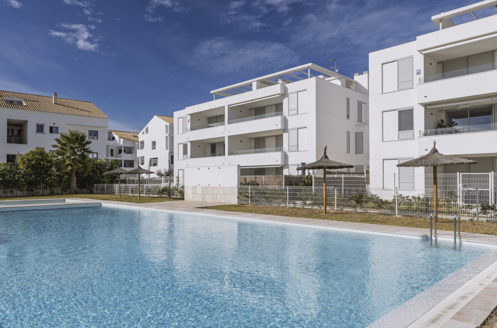 Piscine communautaire et complexe résidentiel