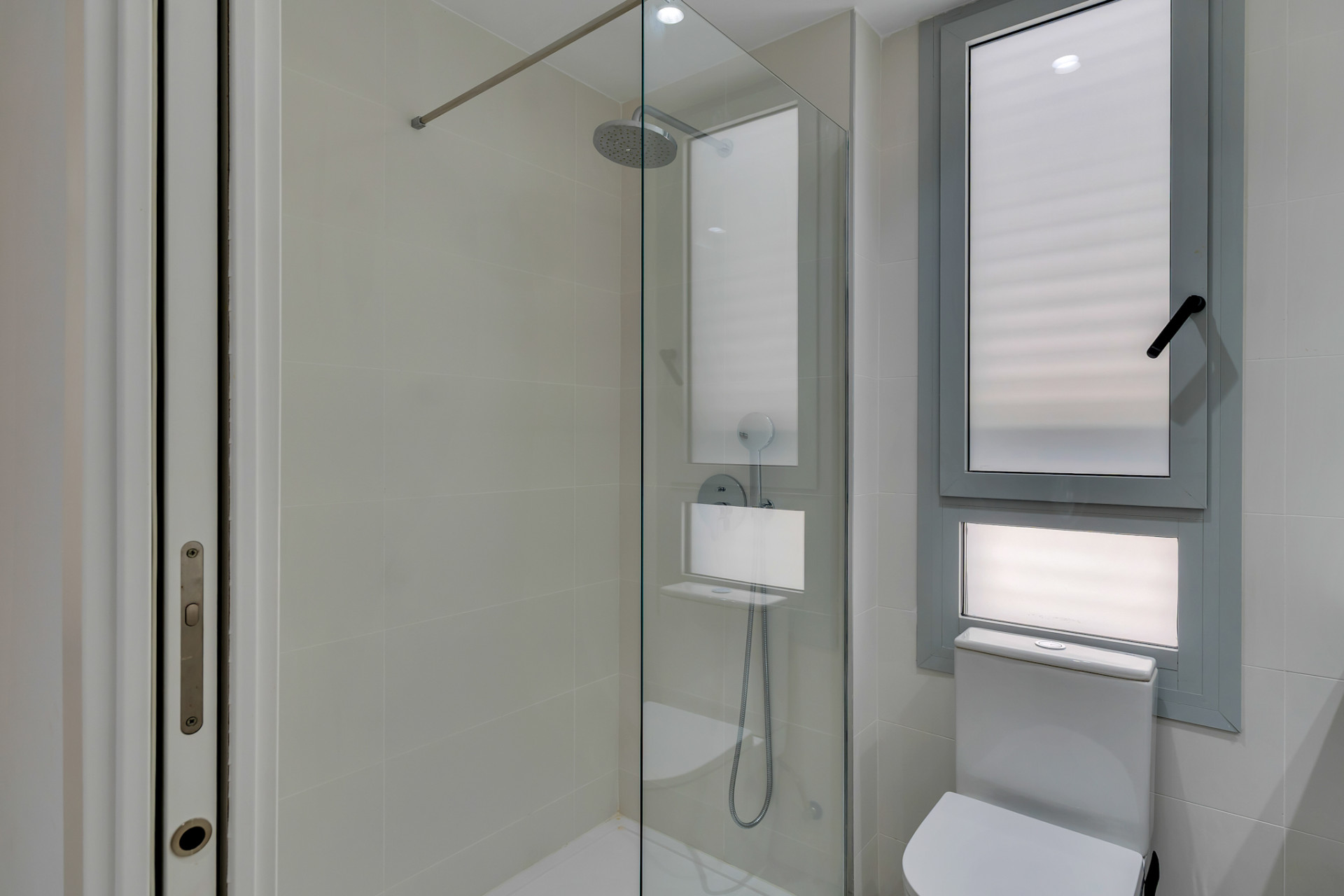Salle de bains avec douche