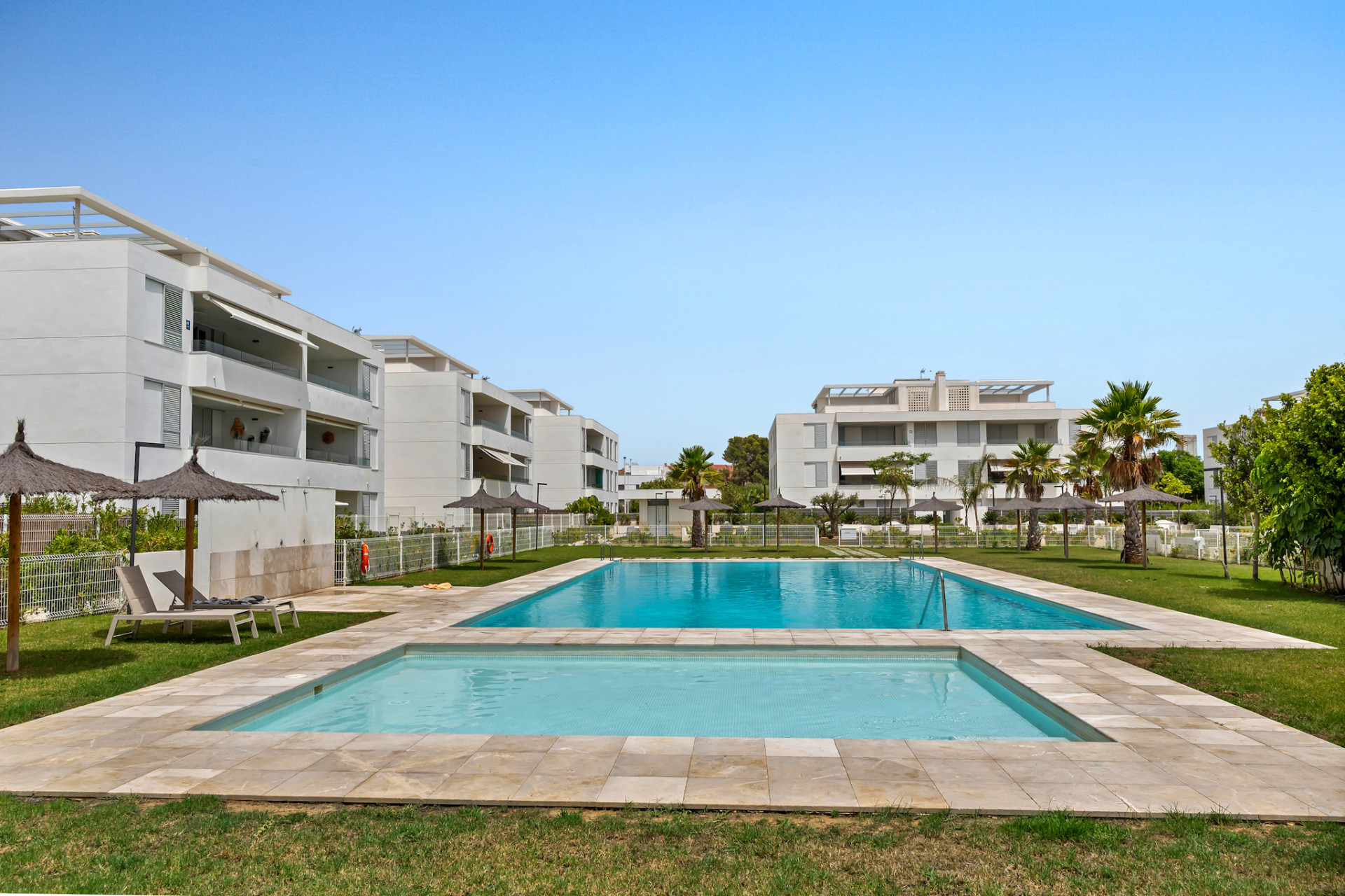 Piscine communautaire et jardins
