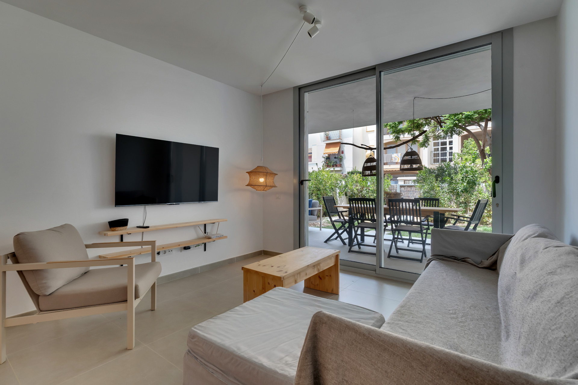 Salon avec accès à la terrasse