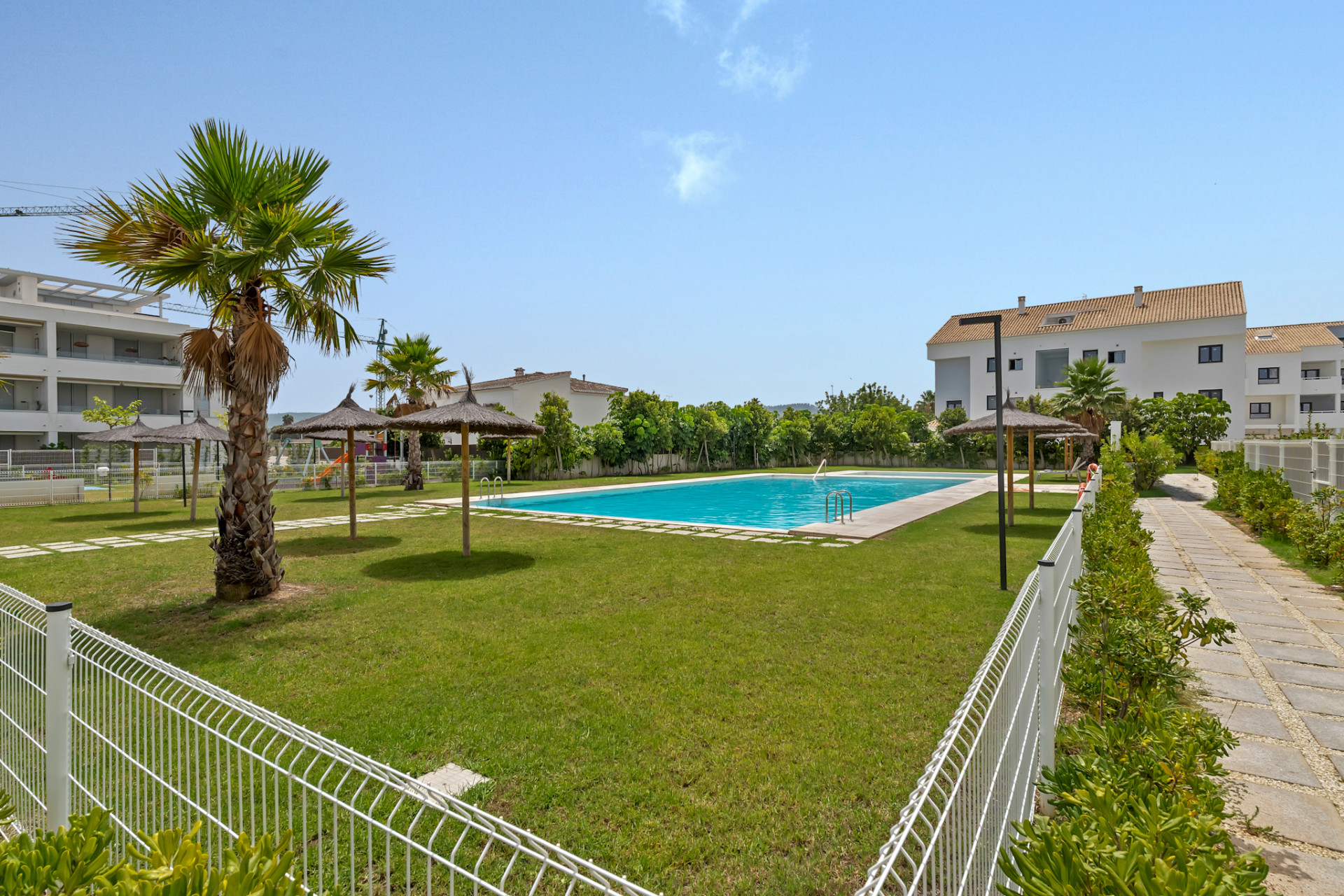 Piscine communautaire et jardin