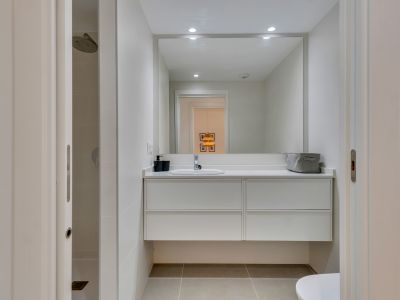 Salle de bains avec douche