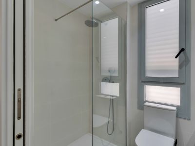 Salle de bains avec douche