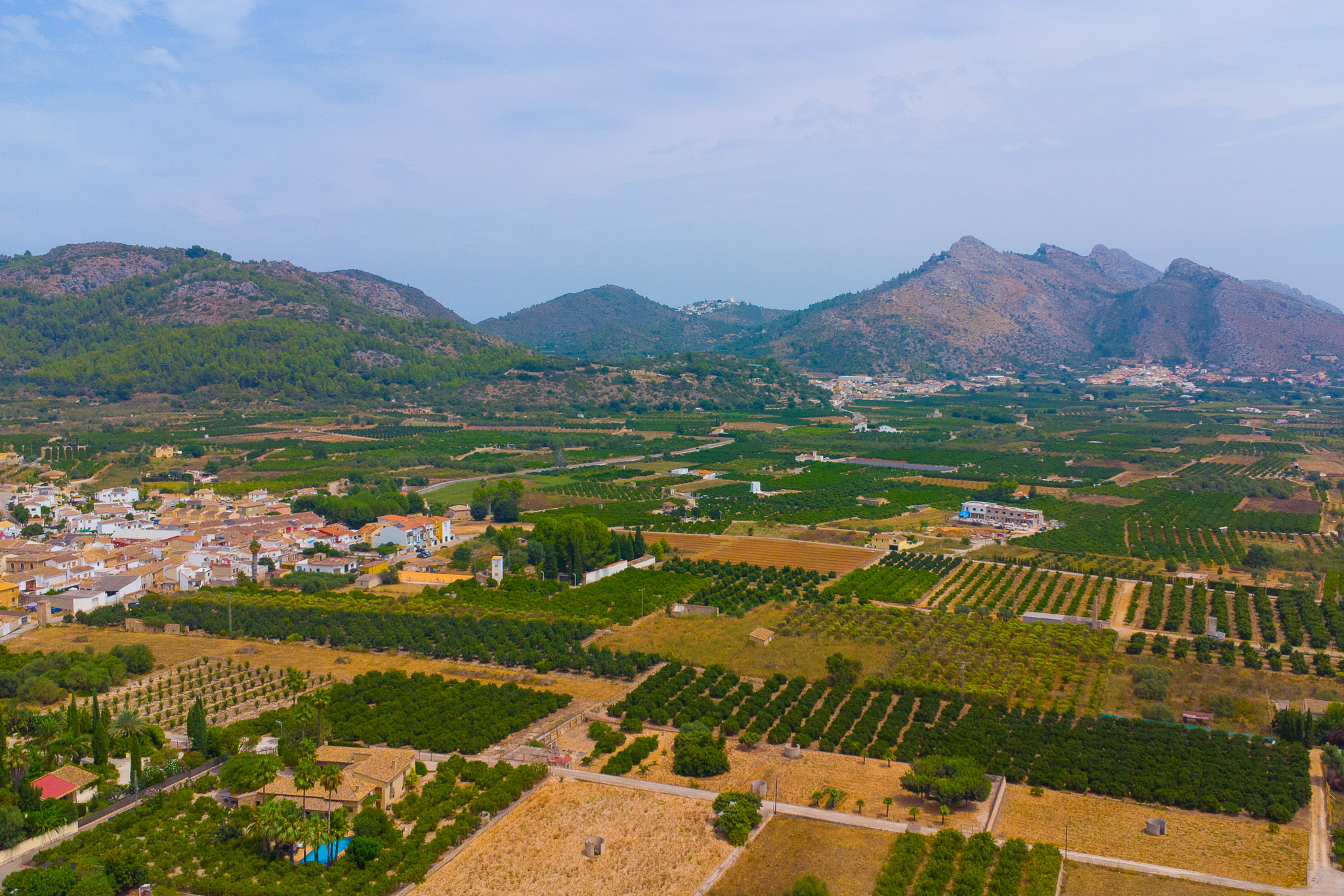 Vue aérienne du village et vallée