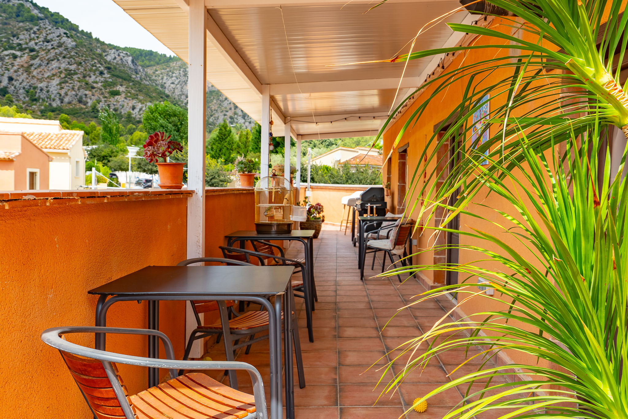 Terrasse couverte avec vue montagne