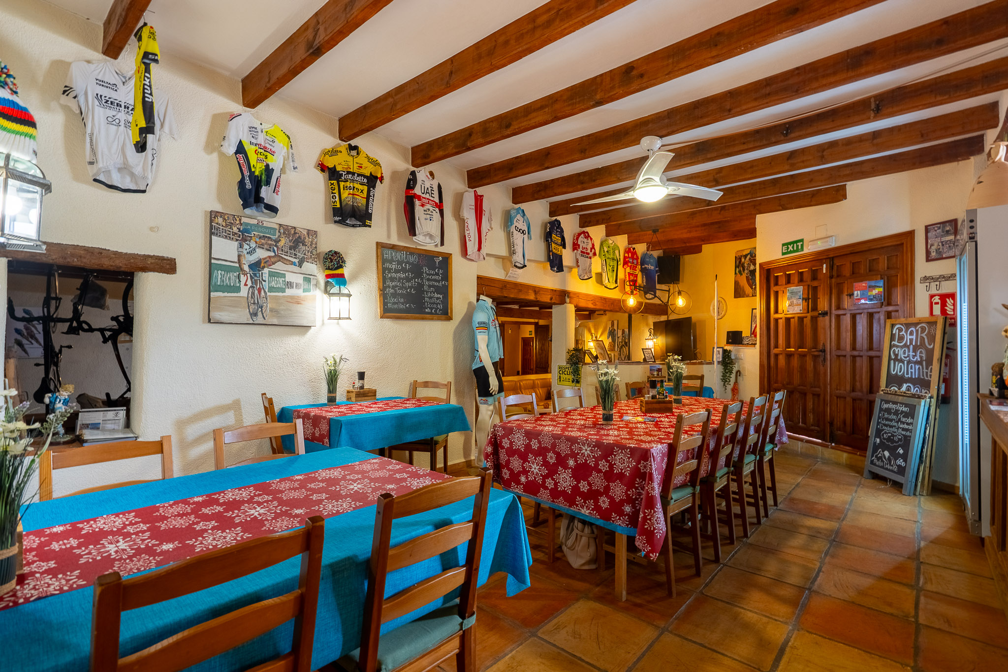 Espace repas du bar