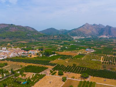 Vue aérienne du village et vallée