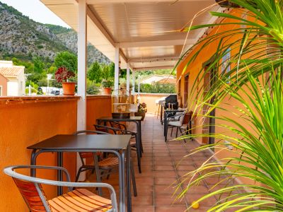 Terrasse couverte avec vue montagne