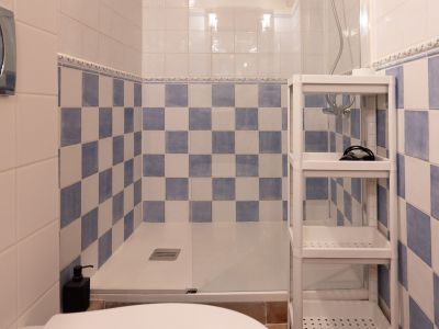 Salle d'eau avec douche
