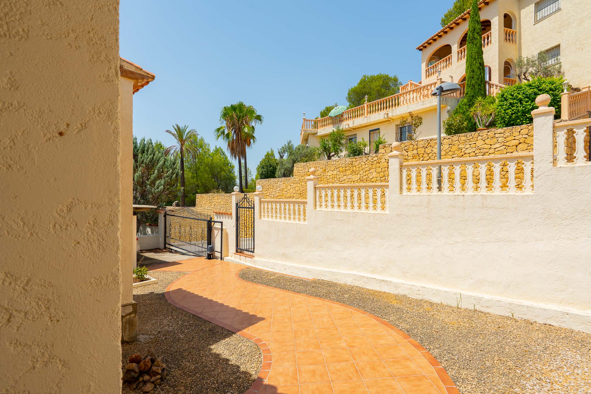 Entrée et chemin d'accès