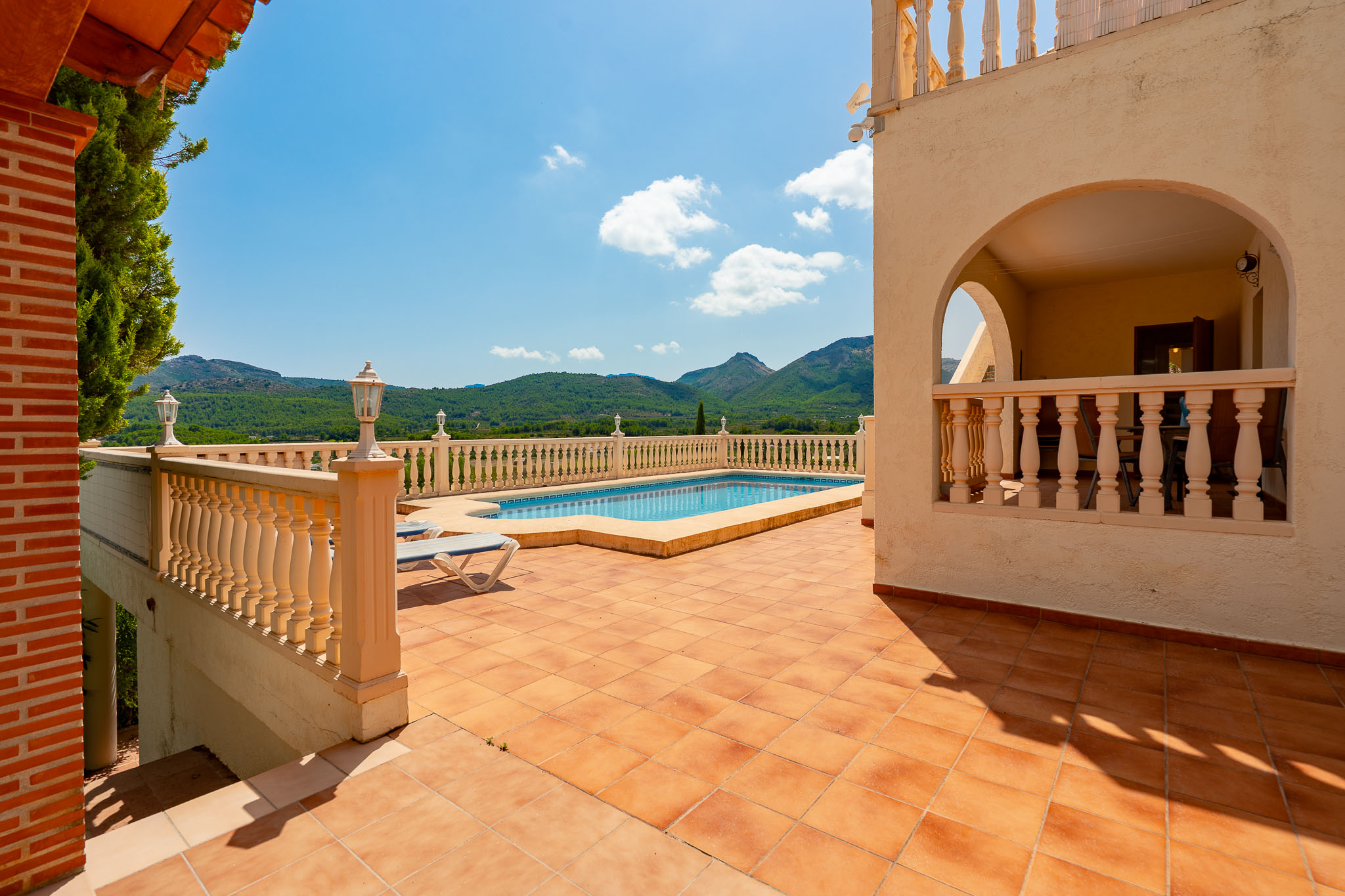 Terrasse et piscine avec vue sur la montagne