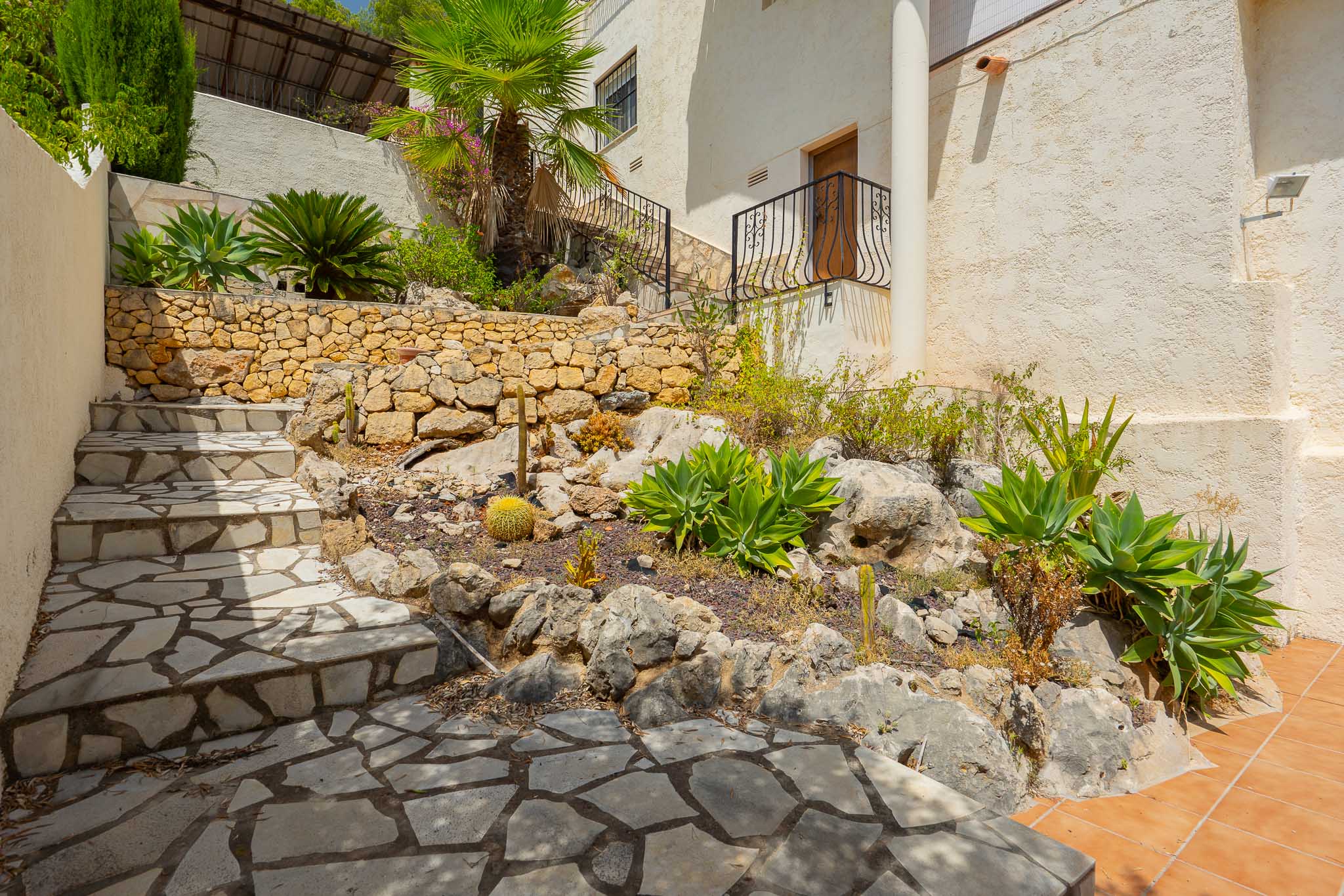 Jardin et escaliers extérieurs
