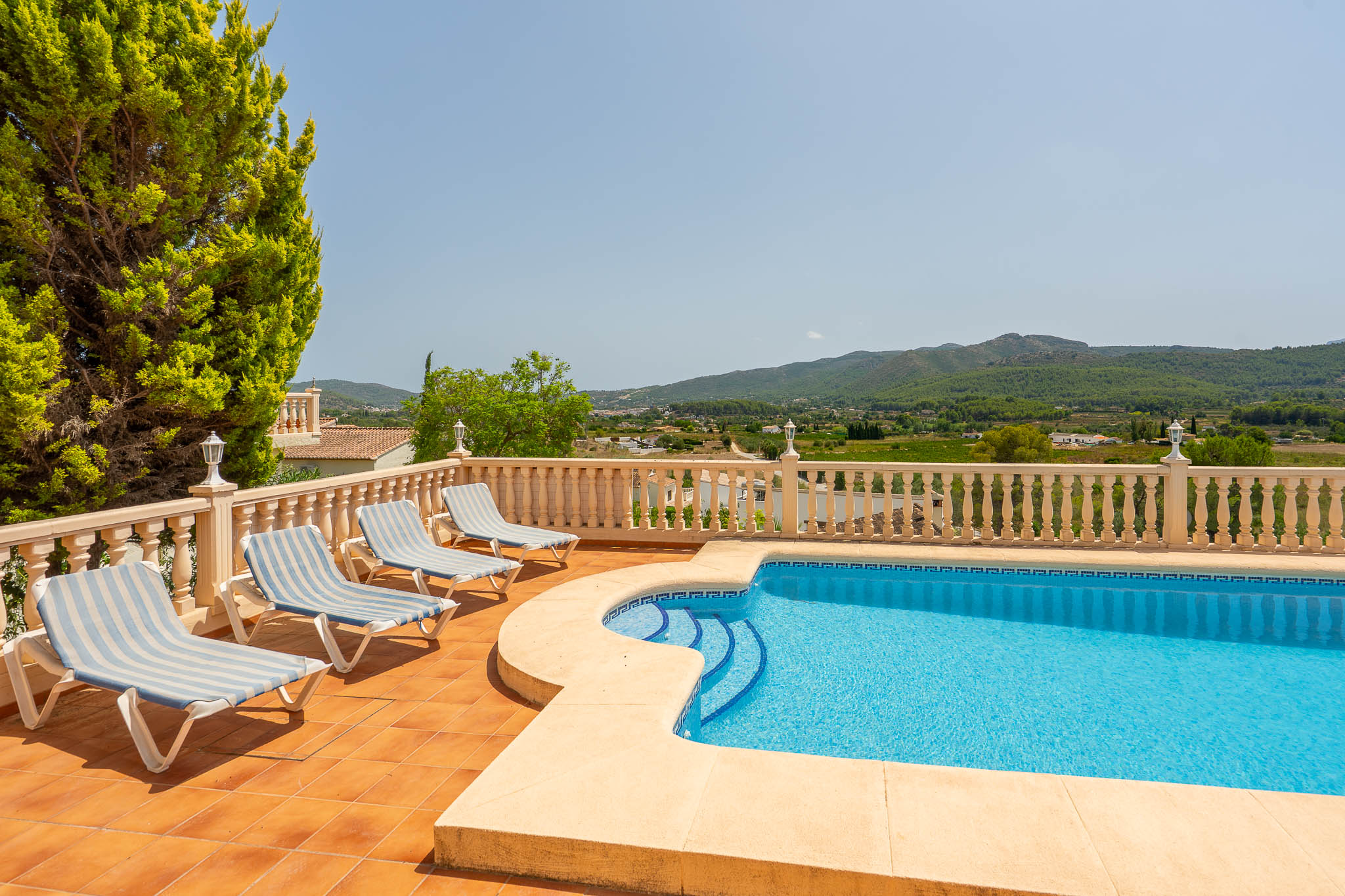 Terrasse de la piscine avec vue