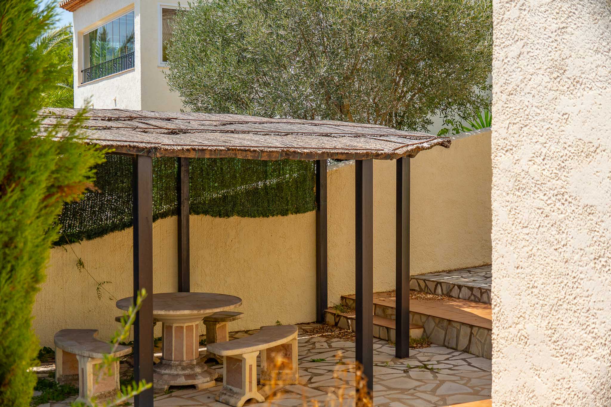 Pergola dans le jardin