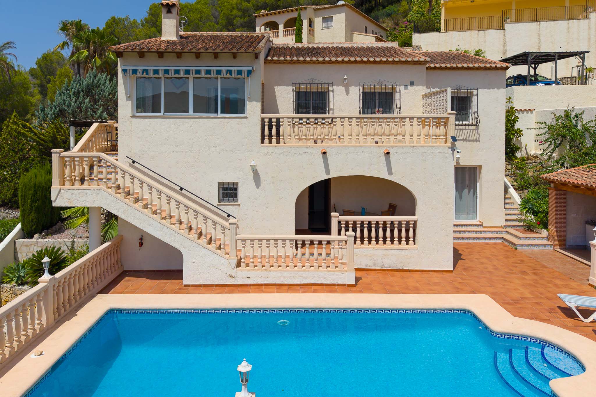 Piscine et façade de la villa