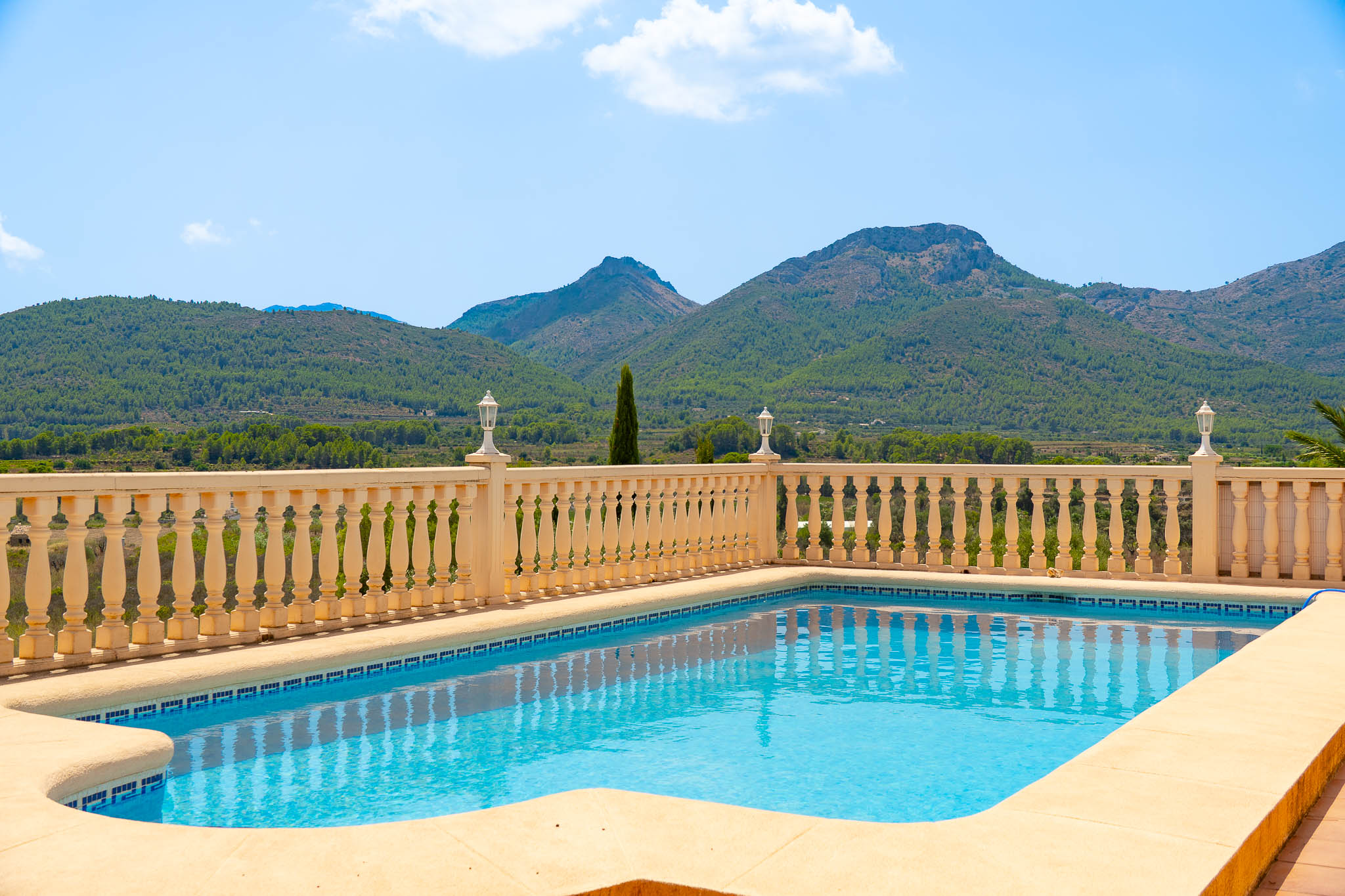 Piscine avec vue sur la montagne