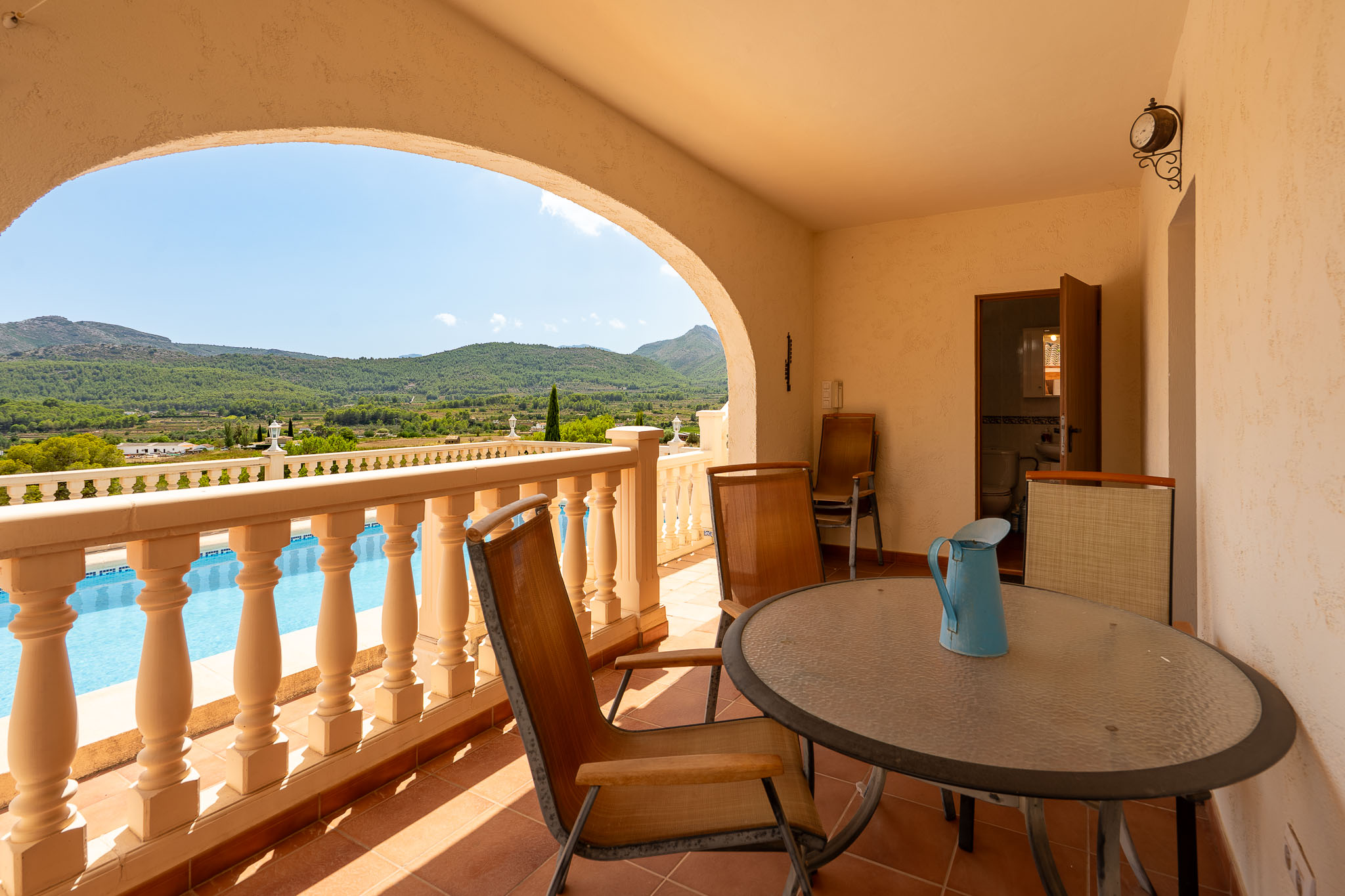 Terrasse couverte avec vue montagne
