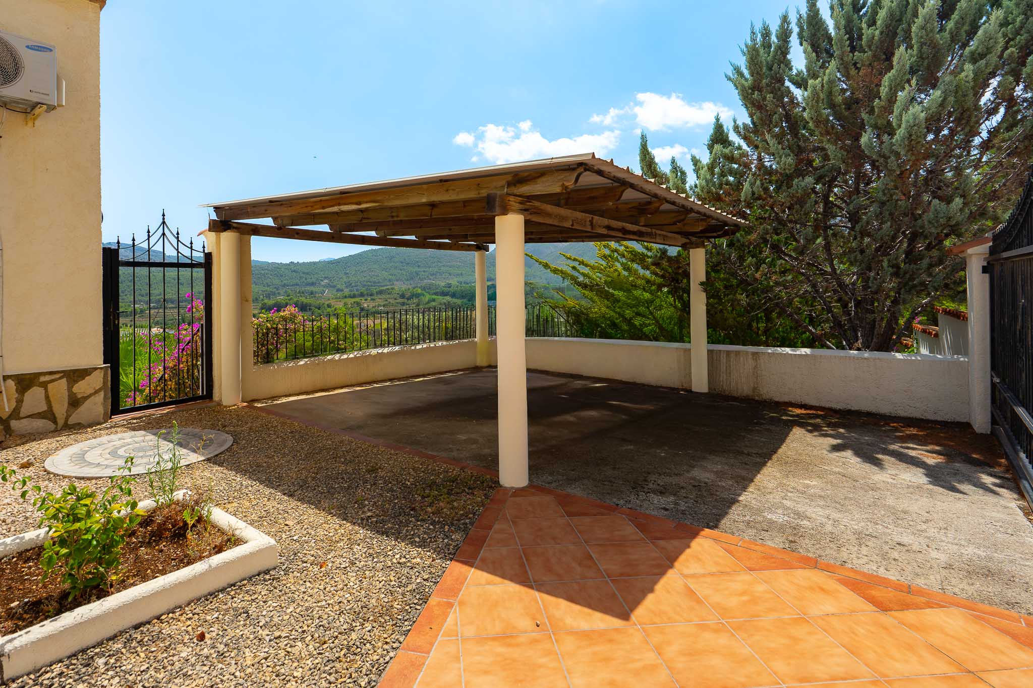 Carport avec vue sur les montagnes