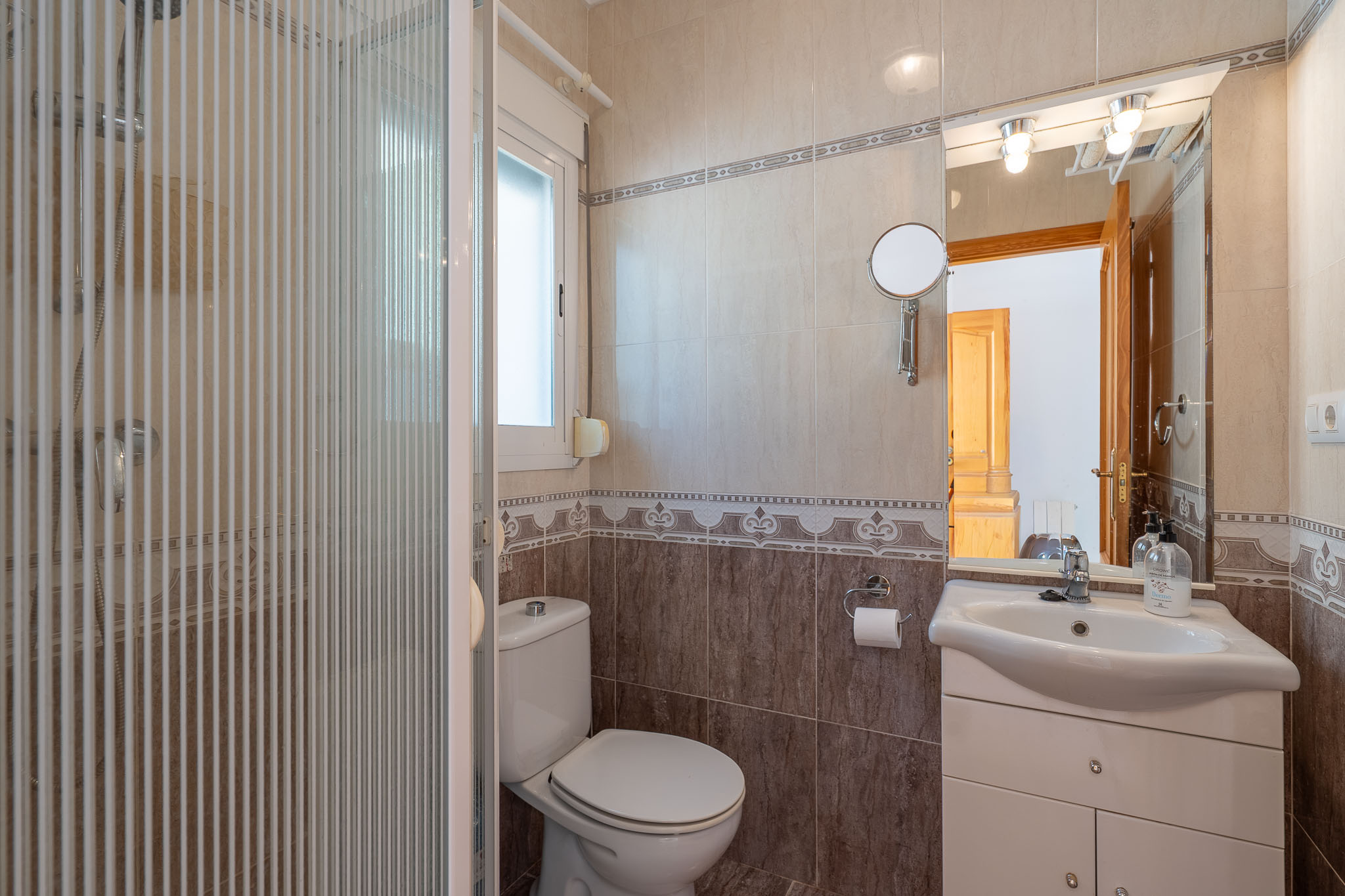 Salle de bains avec douche