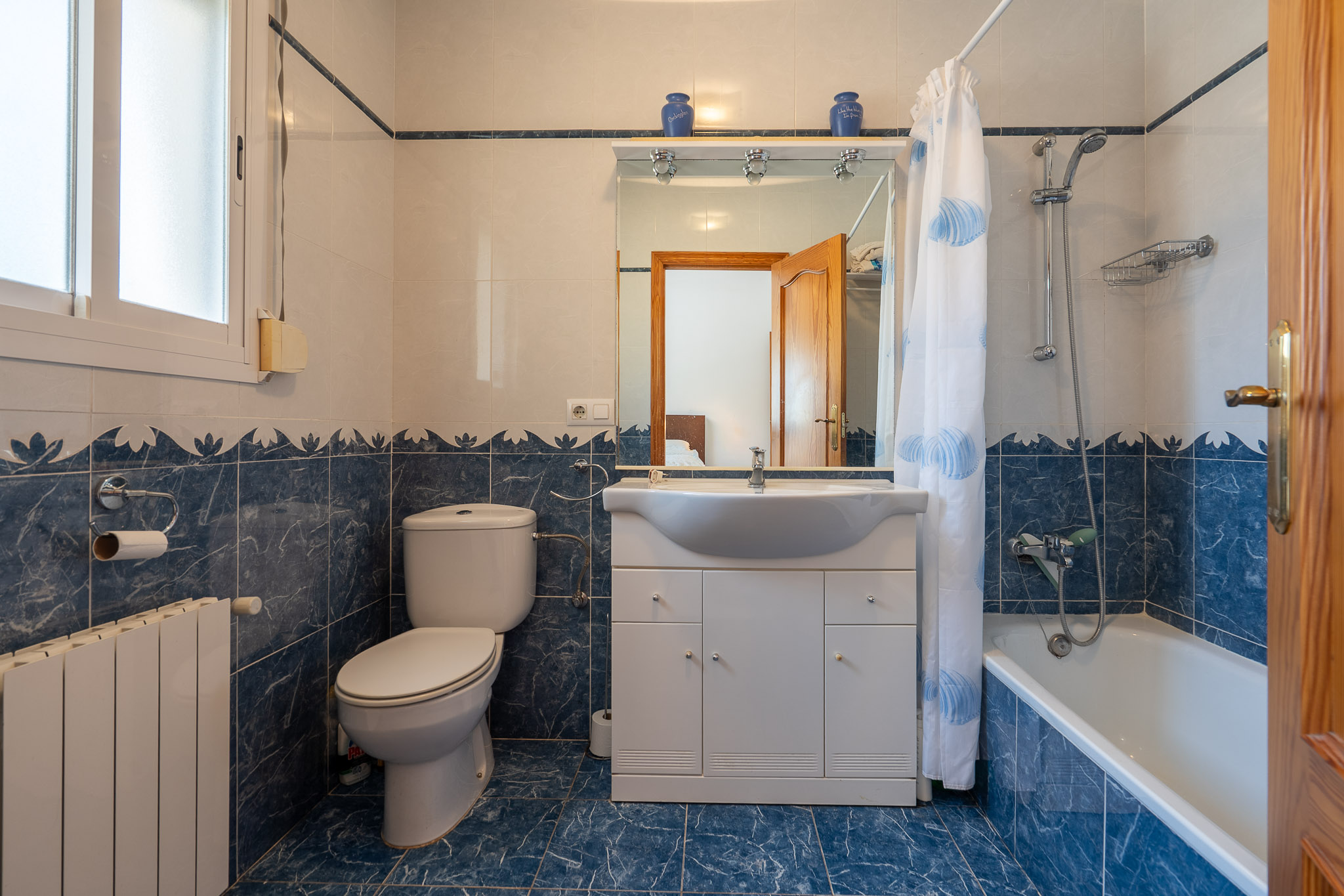 Salle de bains avec baignoire