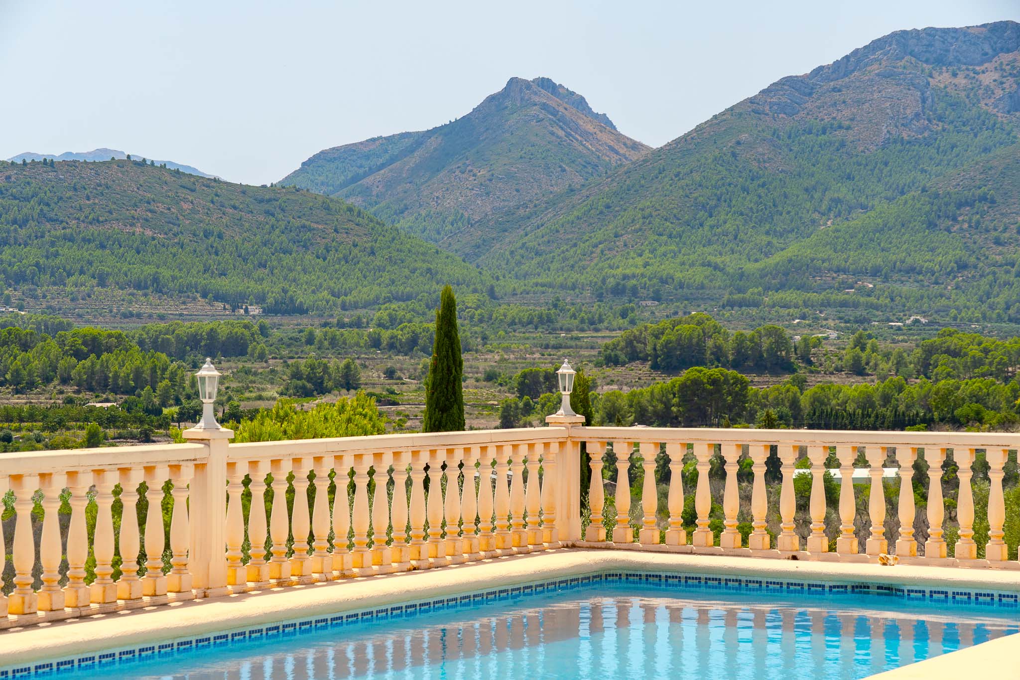 Piscine avec vue sur les montagnes
