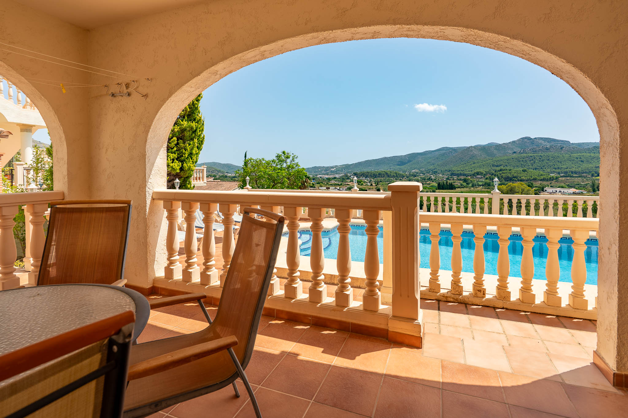 Terrasse couverte avec vue sur la piscine