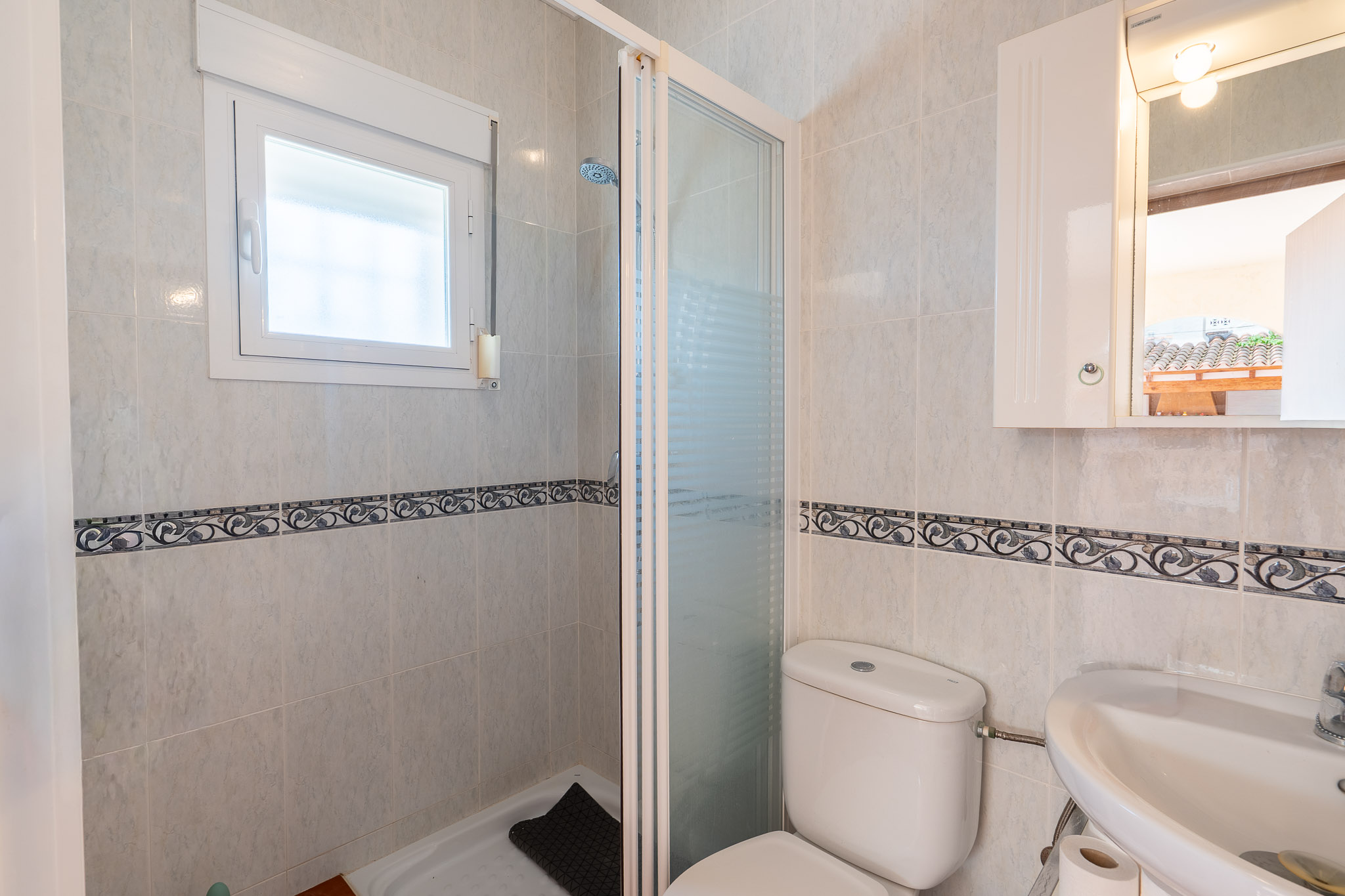 Salle de bains avec douche