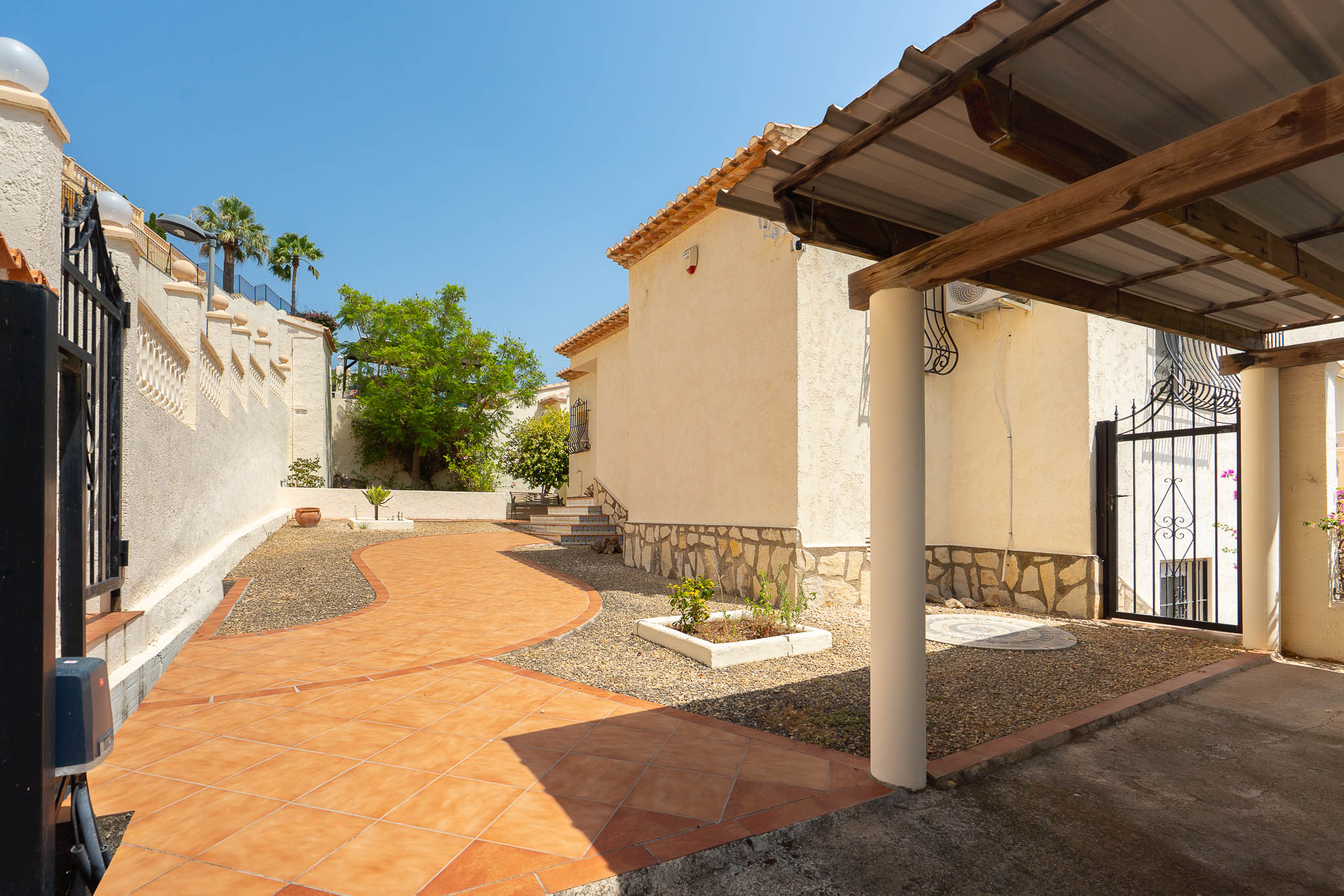 Entrée et carport
