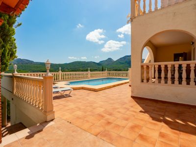 Terrasse et piscine avec vue sur la montagne