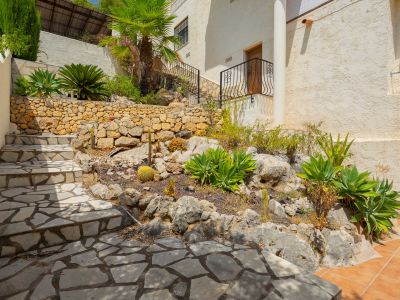 Jardin et escaliers extérieurs