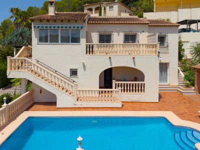 Piscine et façade de la villa