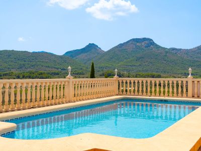 Piscine avec vue sur la montagne