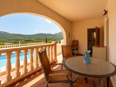 Terrasse couverte avec vue montagne