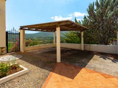 Carport avec vue sur les montagnes