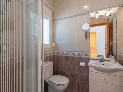 Salle de bains avec douche