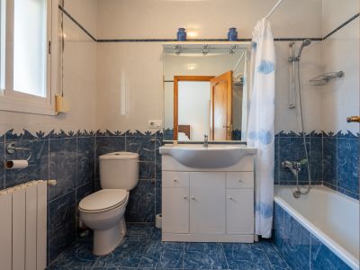 Salle de bains avec baignoire