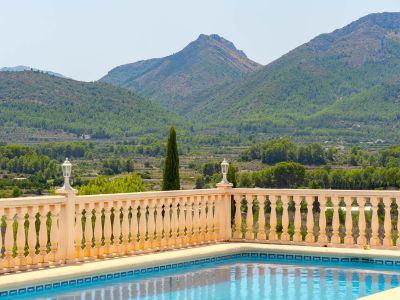 Piscine avec vue sur les montagnes